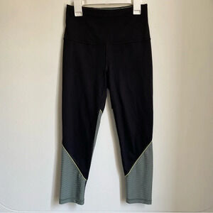 3/$39 Victoria's Secret Knockout Sport Mesh details Capri Leggings XS